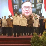 Menteri Riset Teknologi/BRIN Republik Indonesia, Prof. Bambang Brojonegoro, Ph.D me-launching Robot KECE Generasi-2 karya mahasiswa Unesa secara daring. foto: ist.