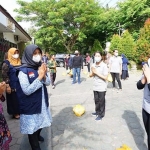 Delegasi karyawan toko modern saat menerima bantuan sembako. (foto: ist)