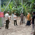 
Petugas gabungan saat menyegel bangunan tower seluler Ilegal di Desa Sidokerto.