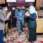Muhammad Fawait, S.E., M.Sc., Ketua Fraksi Gerindra DPRD Jatim berbincang dengan Gubernur Khofifah usai rapat paripurna. foto: istimewa