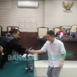 Sugeng Mujiadi, mantan Dirut PDAM Sidoarjo usai menjalani persidangan di Pengadilan Tipikor Jatim beberapa waktu lalu. foto: Dok/NANANG I/ BANGSAONLINE