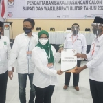 Mak Rini menerima tanda terima penyerahan berkas dari KPU Blitar.