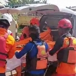 Tim gabungan saat mengevakuasi korban. Foto: Ist