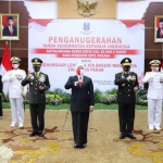 Gubernur Jawa Timur Khofifah Indar Parawansa dalam acara menganugerahkan Tanda Kehormatan kepada para tokoh dan ASN di Gedung Grahadi, Kamis (13/8/2020). foto: ist/ bangsaonline.com