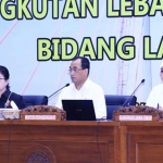 Gubernur Jatim, Khofifah Indar Parawansa mengikuti Rapat Koordinasi Angkutan Lebaran tahun 2019 bidang Lalu Lintas bersama Menhub dan Menkes di Gedung Negara Grahadi Surabaya, Minggu (12/5). foto: ist