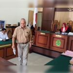 Dr. Prija Jatmiko, Ahli Pidana Unibraw Malang saat memberikan kesaksian di sidang praperadilan Sekda Andhy Hendro Wijaya sebagai saksi ahli. foto: SYUHUD/BANGSAONLINE