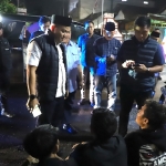 Bupati Jombang Warsubi, serta Kapolres Jombang, AKBP Ardi Kurniawan saat memintai keterangan sejumlah pemuda yang terjaring razia