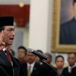 Luhut Panjaitan saat diambil sumpah. foto: beritasatu.com