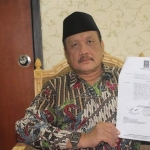 Ketua sementara DPRD Pasuruan, Abdul Rouf menunjukkan rekomendasi dari DPP PKB tentang penunjukan Ketua DPRD Pasuruan.