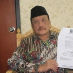 Ketua sementara DPRD Pasuruan, Abdul Rouf menunjukkan rekomendasi dari DPP PKB tentang penunjukan Ketua DPRD Pasuruan.
