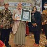 Wakil Walikota Madiun saat menerima lukisan Chairil Anwar karya pelukis Madiun.