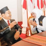 Gubernur Jawa Timur Khofifah Indar Parawansa saat mendatangi replika Presiden RI ke-4 KH Abdurrahman Wahid (Gus Dur) di  The Legend Stars Jatim Park 3 Kota Batu Jawa Timur, Sabtu (30/12/2023). Foto: Biro Pemprov Jatim