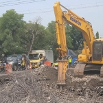 Ekskavator saat mengeruk konstruksi Jembatan Balun di Lamongan yang ambles.