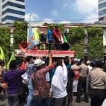 Ratusan Pendemo di luar Hotel Arya Duta menolak simposium diteruskan karena menganggap ada tekanan dari PKI. Mereka khawatir ujung-ujungnya pemerintah ditekan untuk minta maaf pada PKI.