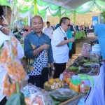 Pengunjung saat memadati festival makanan khas yang digelar di Alun-Alun Kota Probolinggo.