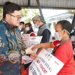 Bupati Kediri Hanindhito Himawan Pramana saat menyerahkan secara simbolis BLT DBHCHT kepada buruh pabrik rokok. Foto: Ist.