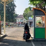 Salah seorang warga saat akan membayar parkir di loket yang berada di depan RSKK di Pare. foto: Muji Harjita/ BANGSAONLINE.com