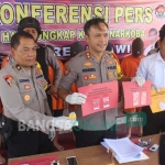 Kapolres Ngawi AKBP MB. Pranatal Hutajulu menunjukkan barang bukti berupa sabu dan pil koplo saat pers rilis. foto: ZAINAL ABIDIN/ BANGSAONLINE