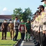  Apel Penerimaan BKO Brimob Polda Jatim dan Pergeseran Pasukan Pengamanan Pilkades Serentak di Lapangan Apel Maha Patih Gajah Mada, Senin (12/09/2022) sore.