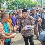 Keluarga Warsubi saat berikan sedekah Ramadan.