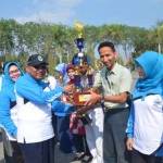 Penjabat Bupati Gresik, Akmal Boedianto menyerahkan tropi kepada perwakilan RS Petrokimia Gresik. foto: syuhud/BANGSAONLINE
