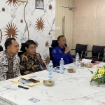 KBO Satresnarkoba Polres Tuban, Iptu Khoirul Unsa saat memberikan materi dalam rakor bersama BNNK Tuban terkait pengembangan dan pembinaan kabupaten tanggap ancaman narkoba