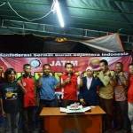 ?Para pengurus Konfederasi Serikat Buruh Sejahtera Indonesia (KSBS) Jatim menggelar syukuran Hut ke-22, kemarin. Mereka bertekad Memperjuangkan pembangunan Monumen Marsinah. Foto:didi rosadi/BANGSAONLINE