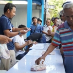 Masyarakat saat menerima daging kurban dari petugas PLN UP3 Madura.