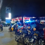 Petugas saat melakukan pengamanan di salah satu SPBU. (Ist).
