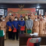 Darma Wanita Persatuan (DWP) Diskominfo Kabupaten Sumenep foto bareng usai membagikan bantuan sosial berupa sembako dan bingkisan lebaran.