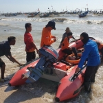 Petugas gabungan sedang menyiapkan perahu karet untuk melakukan pencarian korban yang diduga tenggelam.