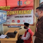 Terdakwa pemerkosaan anak tiri, WD alias Gareng, saat mengikuti sidang secara virtual di Pengadilan Negeri Malang, Senin (16/1/2023).