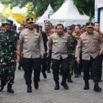 Kapolda Jawa Timur Irjen Pol. Toni Harmanto (tengah) saat meninjau GOR Delta Sidoarjo yang akan dijadikan lokasi puncak resepsi harlah satu abad NU pada 7 Februari 2023 mendatang.