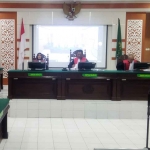 Sidang kepala desa yang mengampanyekan Prabowo-Gibran di Pengadilan Negeri Sidoarjo.