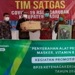 Penyerahan bantuan APD dari BP Jamsostek kepada RSUD Caruban.