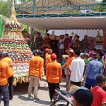 Tumpeng raksasa yang siap diarak oleh warga Dusun Ngablak sebagai bagian dari ritual sedekah bumi. foto: SYUHUD/ BANGSAONLINE