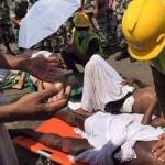 Petugas dari Pertahanan Sipil Arab Saudi berusaha menyelamatkan jemaah haji yang pingsan karena berdesak-desakan saat melanjutkan perjalanan selepas lempar jumrah, di Mina, Kamis (24/9). foto: merdeka