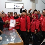 Rombongan DPC PDIP Gresik saat menyerahkan berkas pendaftaran ke KPUD.