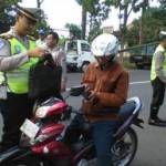 Petugas dari Satlantas Polres Ponorogo saat Operasi Patuh Semeru. (foto: prihantoro/BANGSAONLINE)