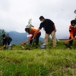 Penanaman 1.450 pohon di Desa Sumberbrantas, Kota Batu, Jumat (29/10).