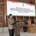 Bupati Huda saat membuka acara sosialisasi.