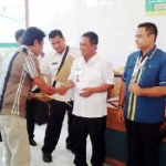 Bupati Pacitan menyerahkan bantuan secara suimbolis.