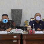 Pelaksana Tugas (Plt) Wali Kota Surabaya Whisnu Sakti Buana saat mengikuti rapat persiapan vaksinasi Covid-19 bersama Pemerintah Provinsi Jatim secara virtual. (foto: ist)