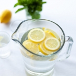 Infused Water merupakan salah satu minuman yang cocok dikonsumsi saat sahur