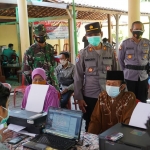 Kapolres Ngawi, AKBP I Wayan Winaya, saat meninjau giat penyaluran bantuan tunai di Polsek Widodaren.