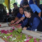 Pengurus dan kader NasDem Jawa Timur saat ziarah ke makam Bung Karno sang Proklamator.