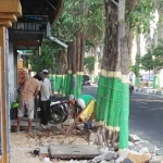 Pekerja saat membongkat trotoar. Foto: GUNAWAN/BANGSAONLINE