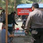 Petugas saat mengobrak judi cap jiki di Pasar Hewan Dimoro, Kota Blitar.