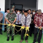 Dari kanan, Wabup Tuban Joko Sarwono, Sugiharto, dan Letkol Inf Dicky Purwanto saat prosesi gunting pita peresmian SPPG di Desa Gesikharjo, Kecamatan Palang.