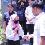 Kasatreskrim Polres Kediri, AKP Rizkika Atmadha Putra, saat menyerahkan kunci sepeda motor secara simbolis kepada Irawati Rahayu salah satu korban pencurian. Foto: Ist